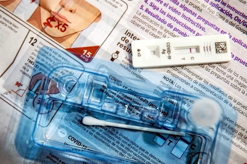 El uso de cubrebocas, aplicarse una dosis de refuerzo y estar atento a los síntomas son acciones recomendadas por los médicos para evitar contagios.