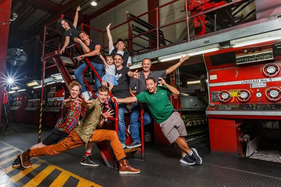 Suscriptores de Mural posaron y convivieron con integrantes de Kooza, show del Cirque Du Soleil.