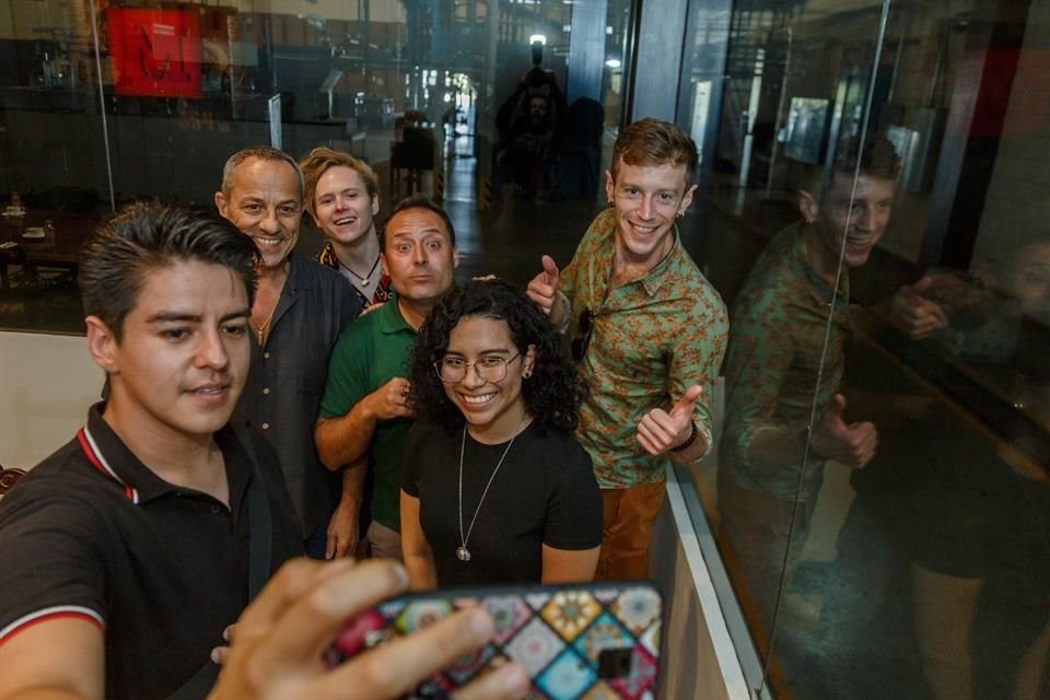 Los artistas platicaron con los susciptores sobre su rutina en Guadalajara.