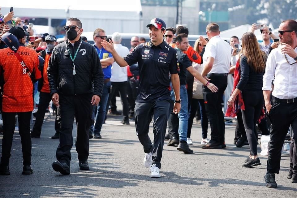 Muy sonriente llegó el mexicano Checo Pérez, quien fue de los más ovacionados.