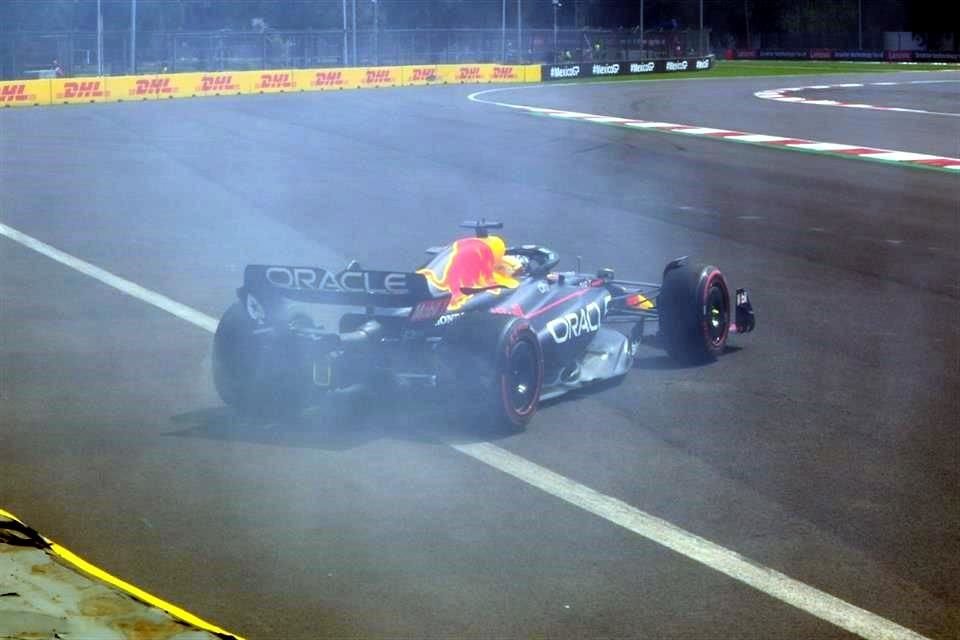 Max Verstappen dio el susto al sufrir un trompo, pero no pasó a mayores.