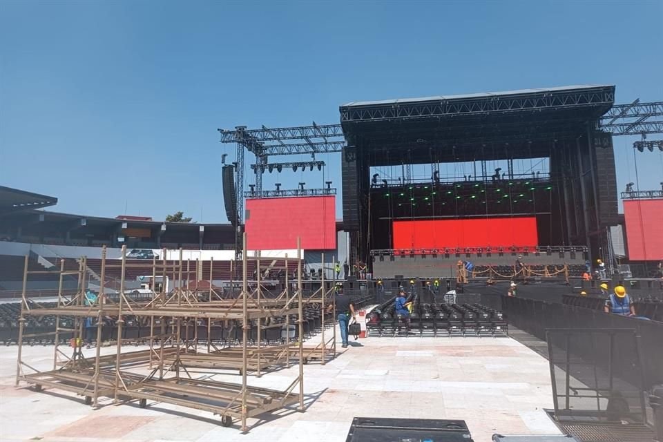 Montaje del escenario para Mana en el Estadio 3 de Marzo.