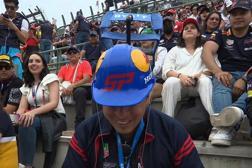 Un casco de auto con todo y DRS en las tribunas del Hermanos Rodríguez.