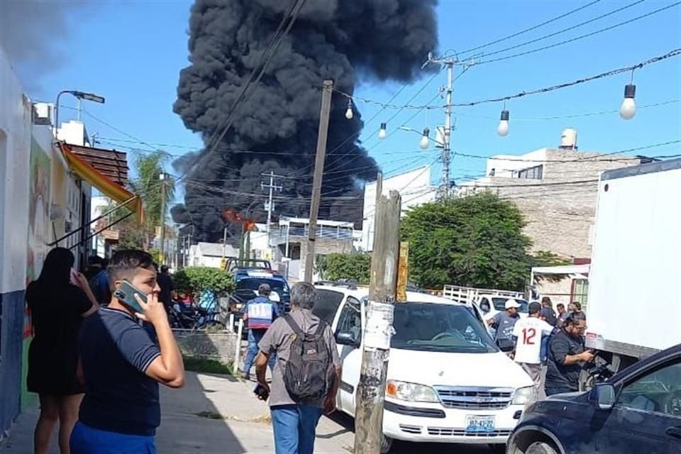 Un fuerte incendio se propaga en una fábrica ubicada en la Colonia Valle de la Misericordia, en Tlaquepaque.