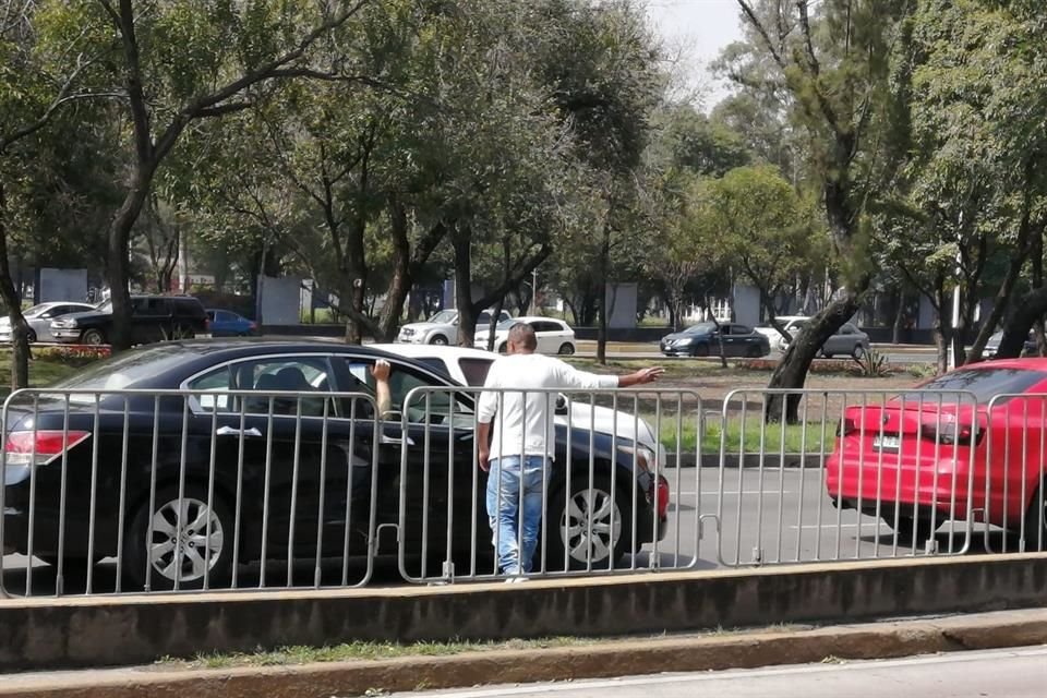 Los viene-viene van auto por auto en la fila para ofrecer el 'servicio exprés'.