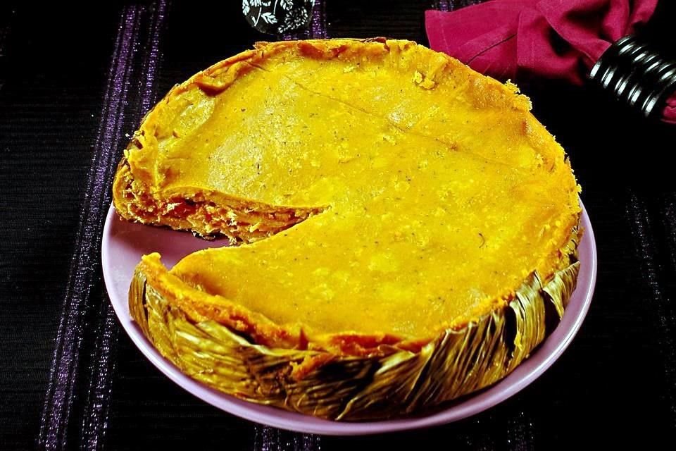 Preparado en charola y tradicionalmente cocido en horno de tierra, el pibipollo es infaltable en Hanal Pixán. Pruébalo en Manglar.