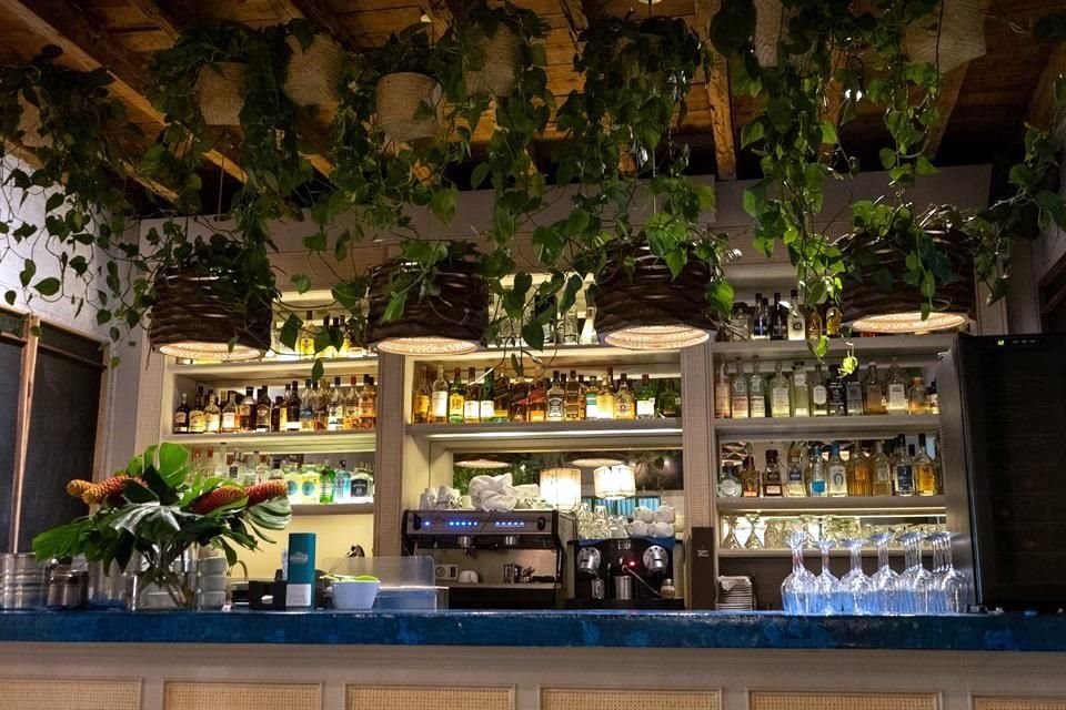 A la amplia, diversa y accesible carta de vinos, José Luis León -mejor bartender mexicano 2021- suma una original oferta líquida, con cocteles clásicos y de autor.