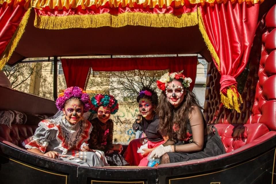 Desfile de catrinas y autos decorados por la festividad de Día de Muertos en Guadalajara.