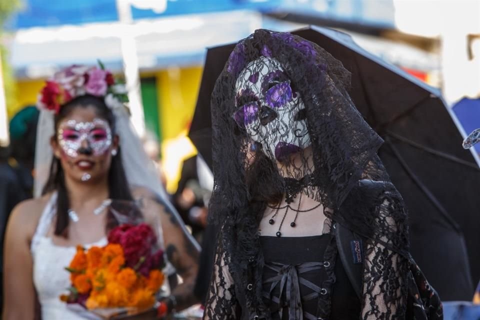 El interés por el desfile fue notorio entre los tapatíos y paseantes.