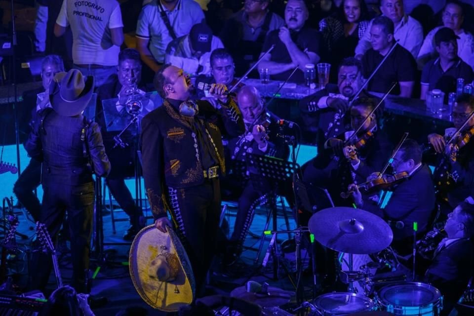 Pepe Aguilar durante la presentación en el Palenque de las Fiestas de Octubre.