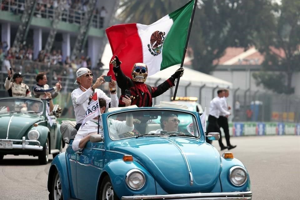 La bandera mexicana en lo más alto.