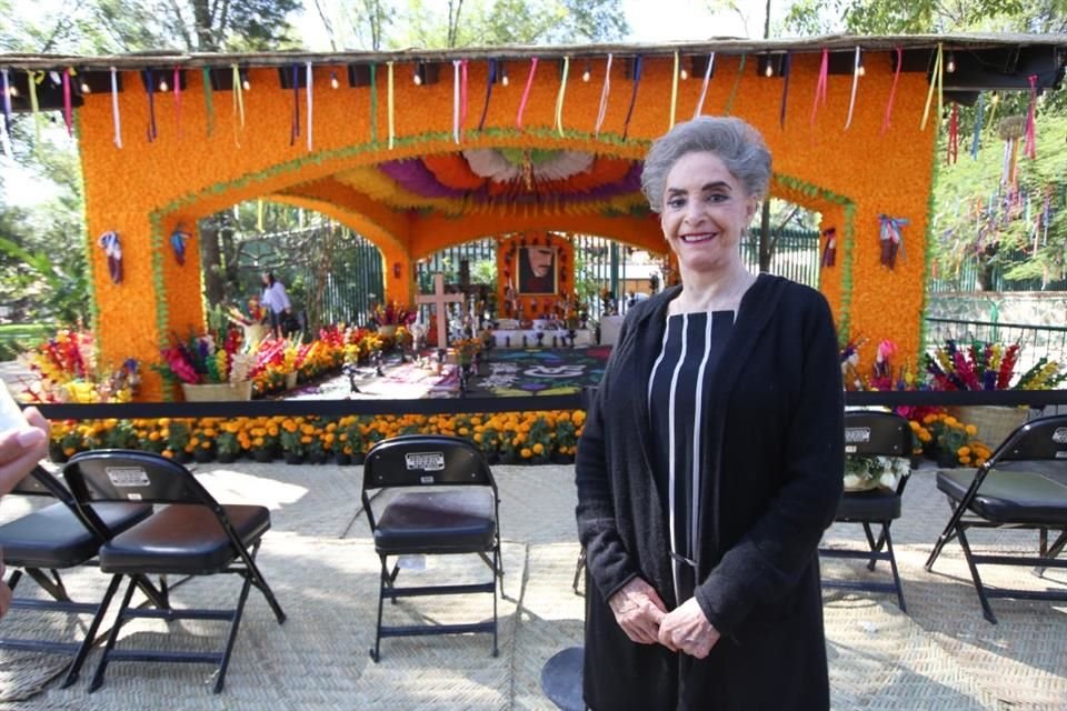 Cuquita Abarca y detrás la tumba de su esposo, Vicente Fernández, a quien le han hecho un altar por el cercano Día de Muertos en el Rancho Los Tres Potrillos.