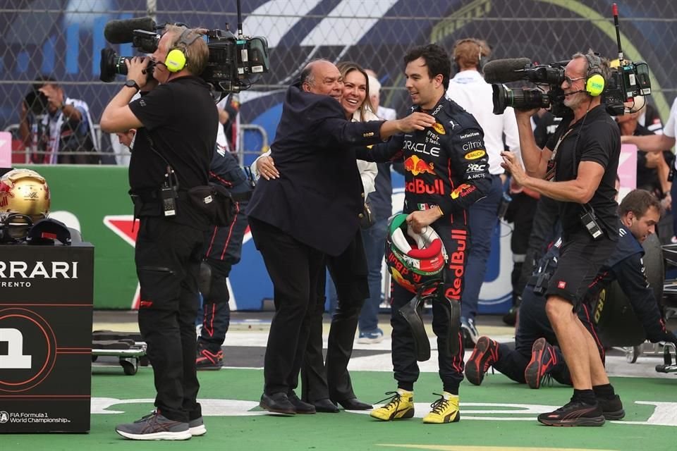 Antonio Pérez Garibay felicitando a su hijo Checo después del podio en casa.