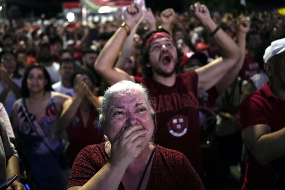 Una mujer llora al conocer los resultados de la elección de Brasil, que dieron por ganador de la Presidencia a Lula da Silva.