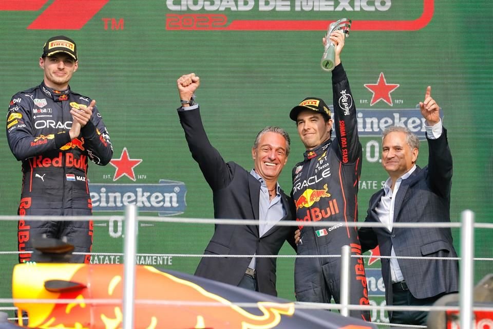 Checo Pérez celebró el tercer lugar en el GP de México.