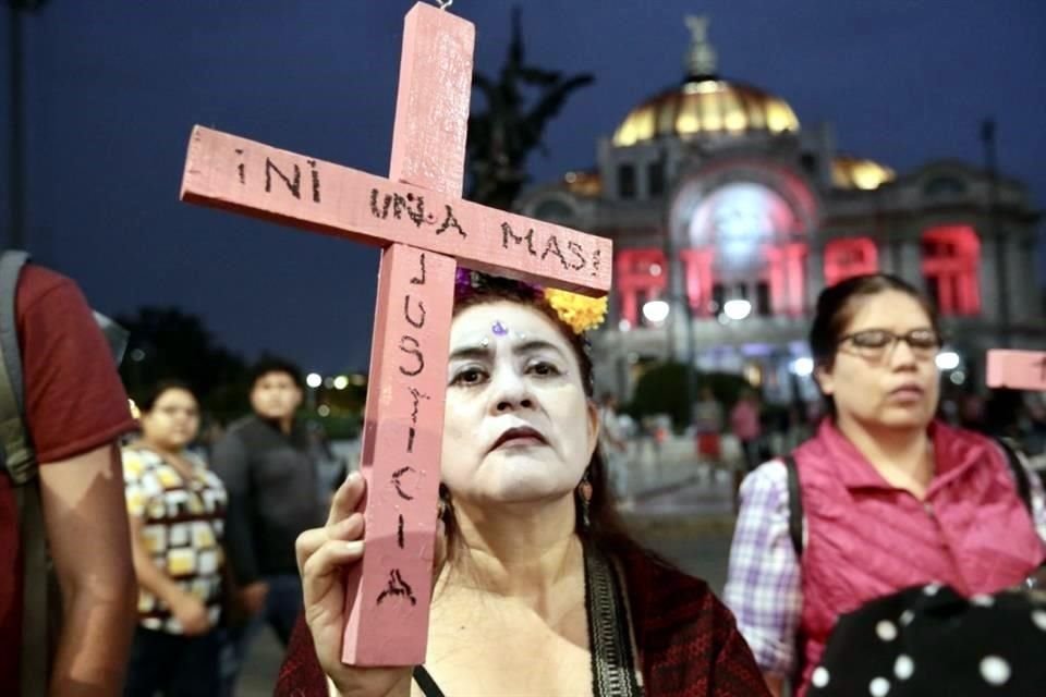 Madres, familiares y amigos de personas desaparecidas y víctimas de feminicidio marcharon vestidos de Catrinas.