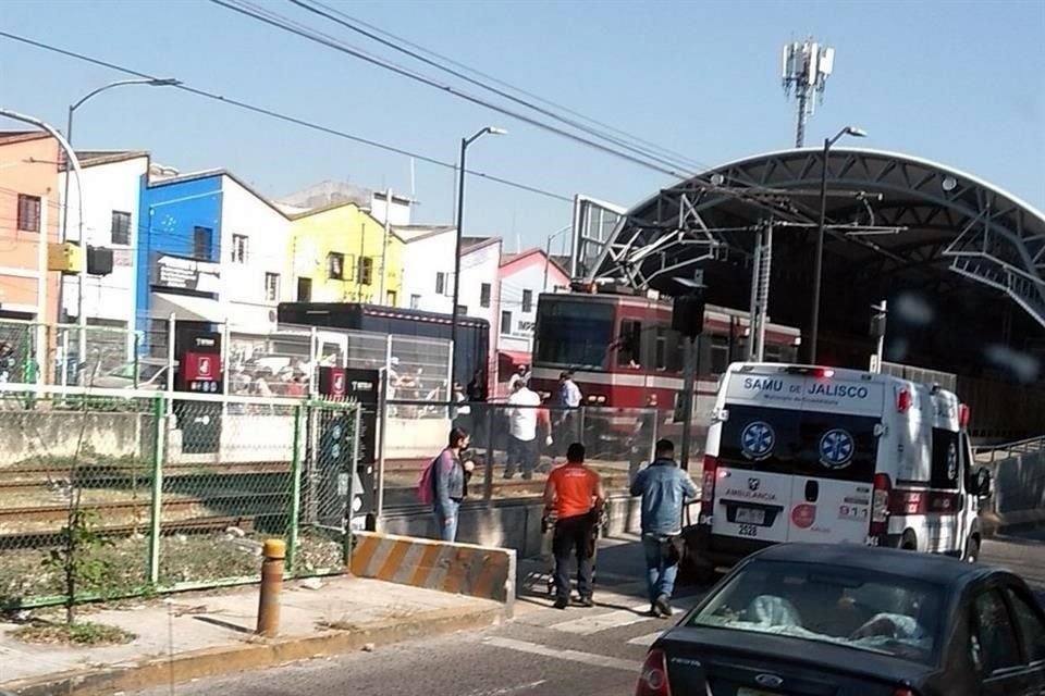 Un peatón fue golpeado por la Línea 1 del Tren Ligero cuando atravesaba la vía con audífonos; su estado de salud fue reportado como regular.