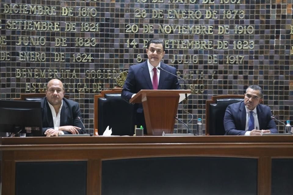 Enrique Alfaro, Gobernador de Jalisco, José María Martínez, presidente del Congreso de Jalisco en sesión solemne por el informe del primer año de la legislatura.