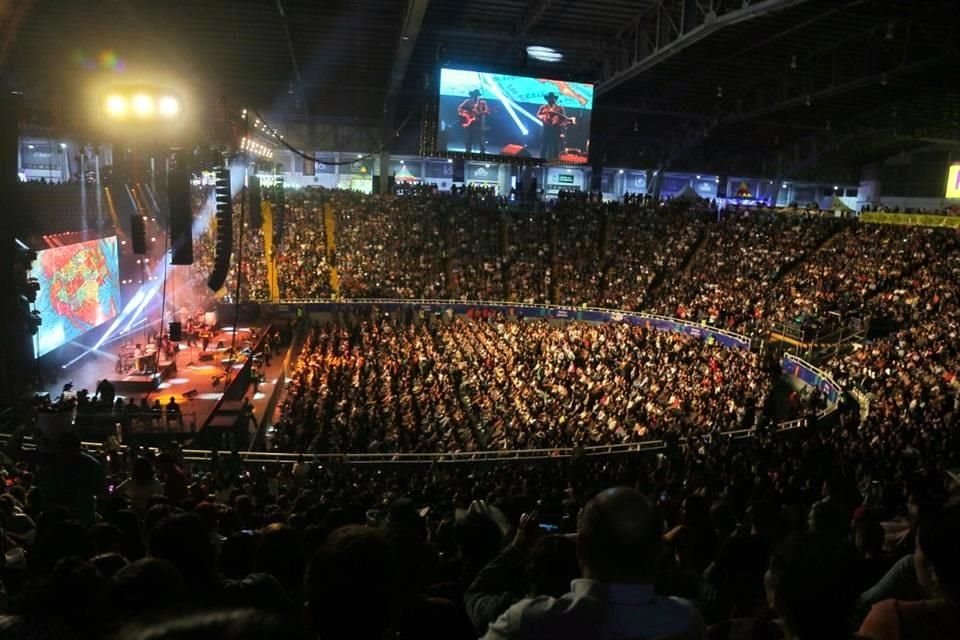 12 mil personas abarrotaron el foro principal de las Fiestas de Octubre.
