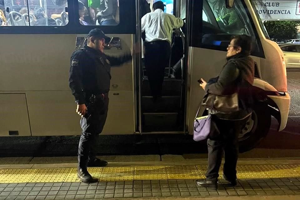 Policías también brindaron apoyo ante la falta de transporte público.