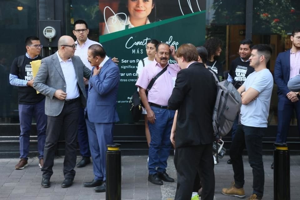 El consejero José de Jesús Becerra entró al edificio de la Judicatura junto con los despedidos con playeras de protesta.