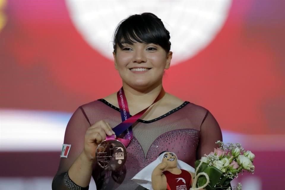 Alexa Moreno presume su medalla de bronce.