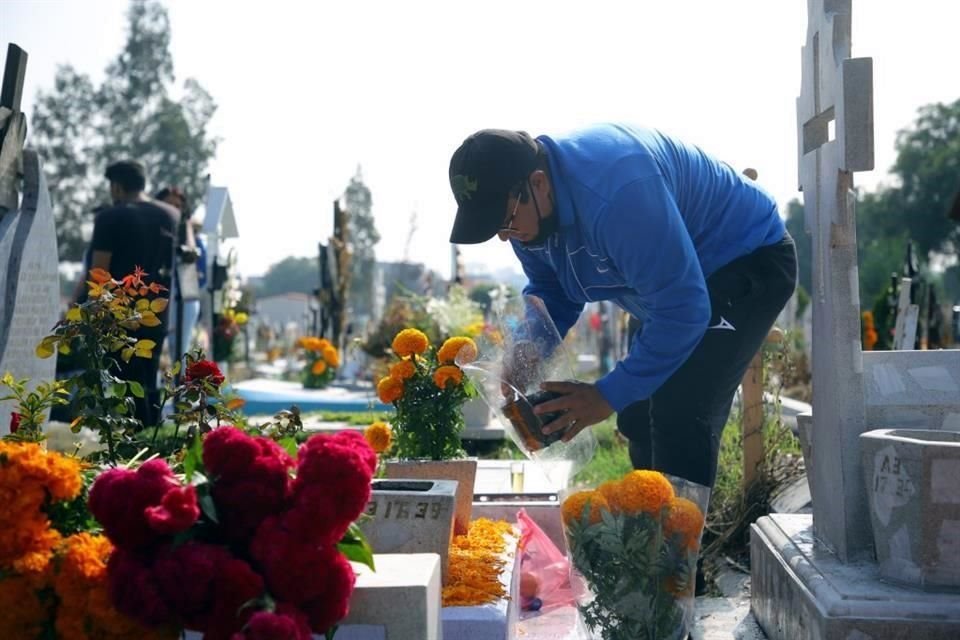 El panteón de Tezonco es uno de los pocos en donde se les permite a los familiares permanecer toda la noche.