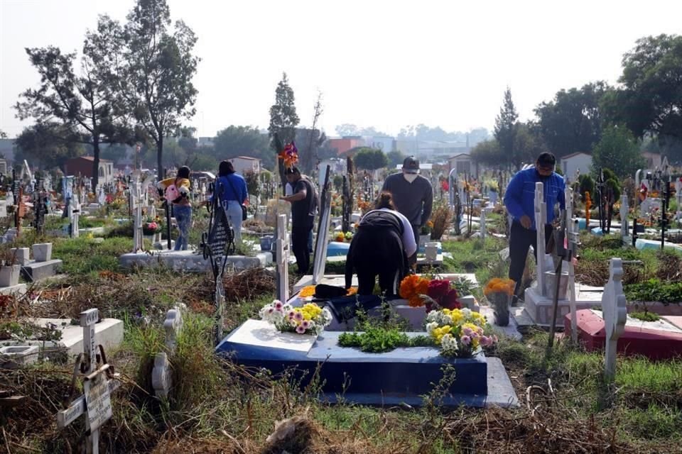 Por primera vez después de la pandemia, familiares volvieron a visitar a sus difuntos por Día de Muertos. 