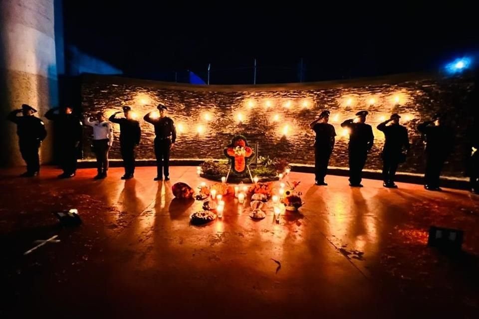 Todos los policías de Guadalajara caídos en el cumplimiento de su deber tuvieron su ofrenda, en las instalaciones de la dependencia municipal, donde se colocó un altar y se rindió un homenaje.