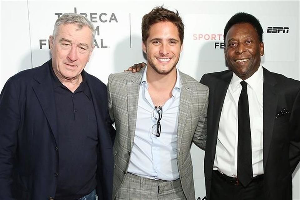 Diego Boneta junto a Pelé y Robert De Niro en el Festival de Tribeca, en 2016.