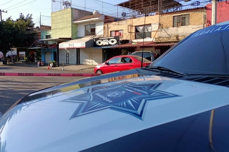 En la Colonia Libertad, en GDL, delincuentes plagiaron a un hombre que estaba de visita con su hermana, desatando una balacera en la calle.