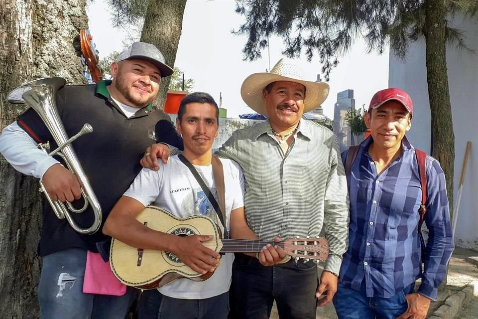 Los cuatro integrantes de Los Bravos del Pomo, conjunto musical originario de Tlajomulco, y quienes musicalizaron este Día de Muertos en el Cementerio Municipal.