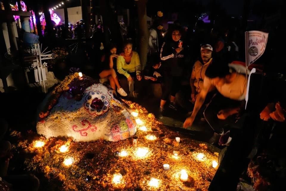 Cientos de familiares velan a sus difuntos en el Dia de Muertos en el panteón de San Antonio Tecómitl.