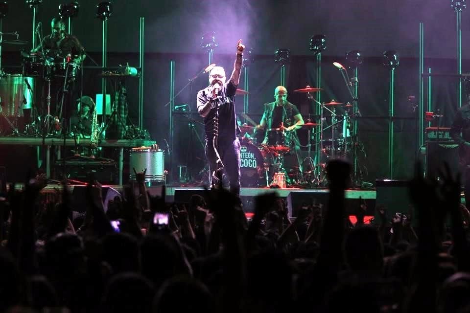 Las Fiestas de Octubre tuvieron un emotivo cierre con Panteón Rococó.