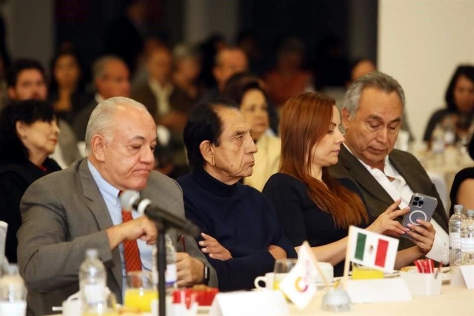 Leobardo Alcala, Carlos Rivera Aceves, Diana González y Fernando Garza.