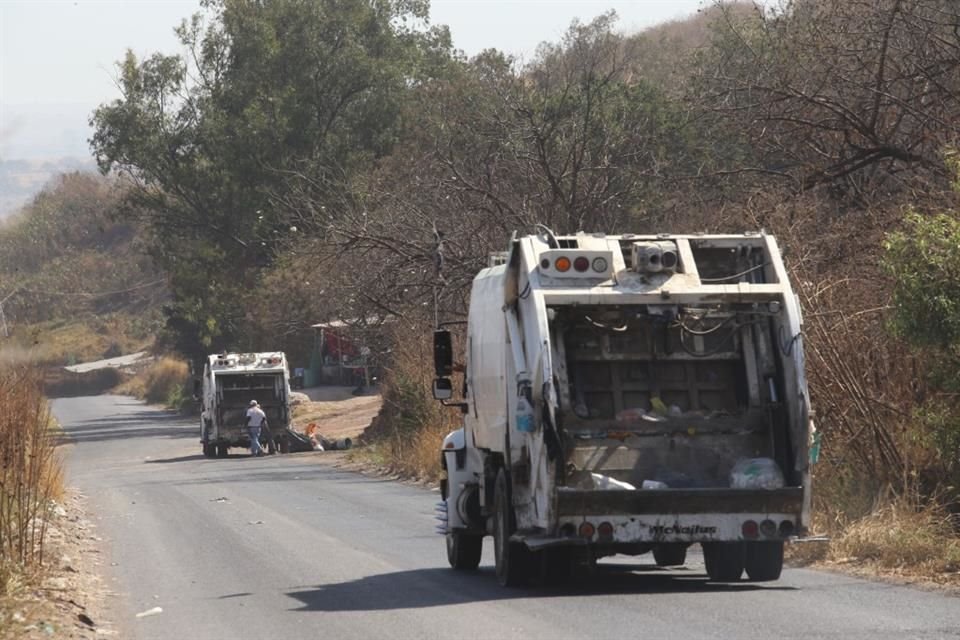 A pesar de tener un año cerrado, el vertedero Los Laureles contamina el Río Santiago todavía.