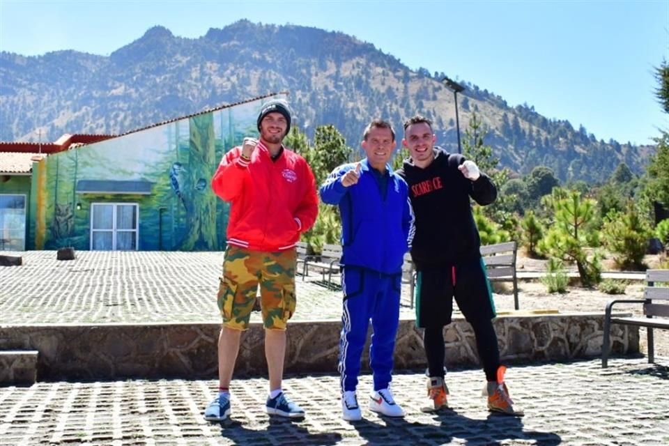 Julio César junto a sus dos hijos entrenan en la altura de Colima.