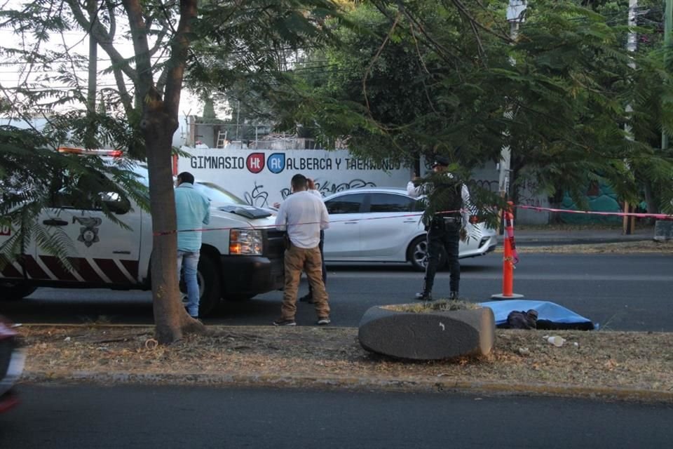 El conductor involucrado en el accidente que le quitó la vida a la mujer no identificada, huyó de la escena.