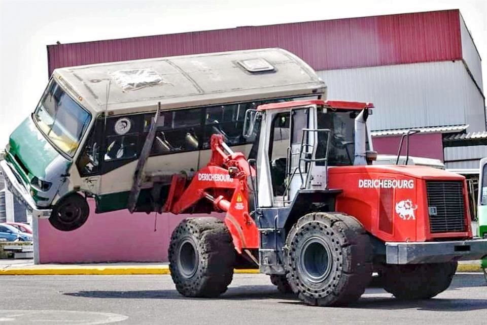 En la Ciudad de México serán chatarrizados 2 mil 500 microbuses para cumplir con las 5 mil unidades que saldrán de circulación en este año.