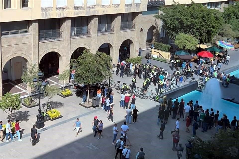 El altercado entre un ex militar y varios comerciantes ambulantes, sucedió a plena luz de éste sábado en la Plaza Tapatía.