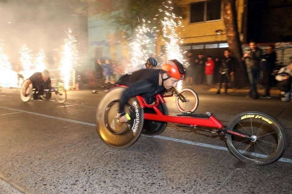 Atletas en sillas de ruedas también participaron.