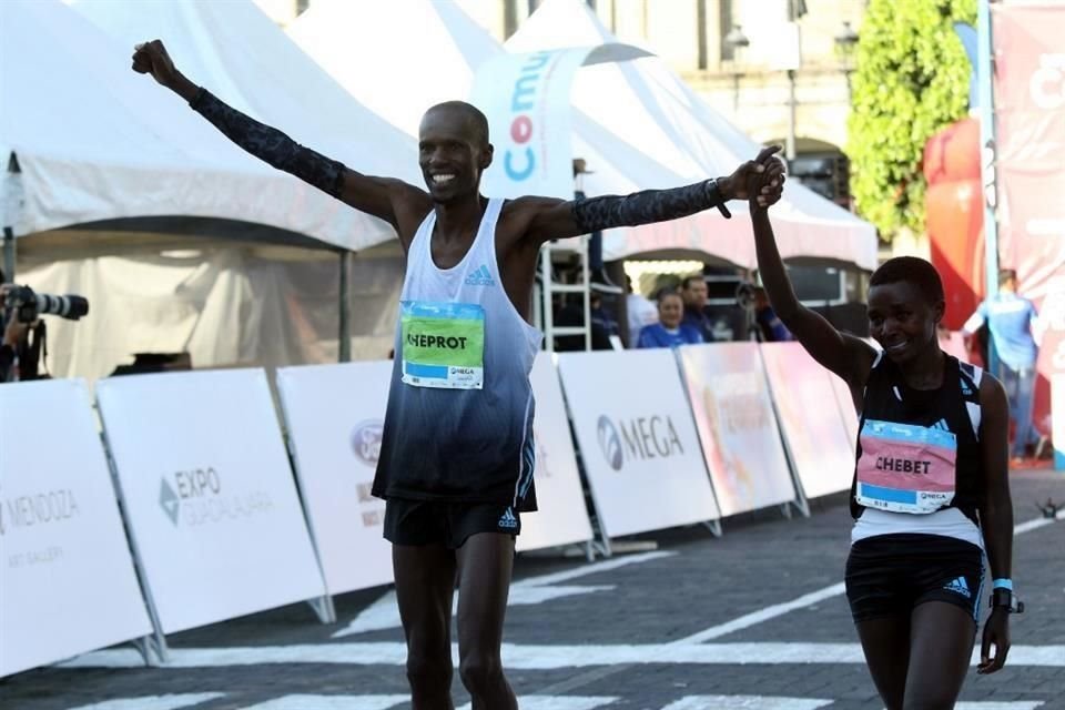 Simon Cheprot, tercer lugar varonil, y Toroitich Linet Chebet, ganadora de la rama femenil.