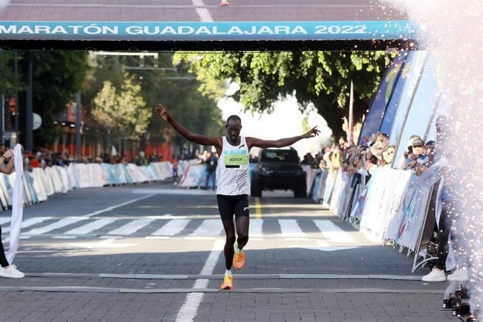 Edwin Kibet Koech logró el primer lugar con un crono de 2 horas, 10 minutos y 19 segundos.    