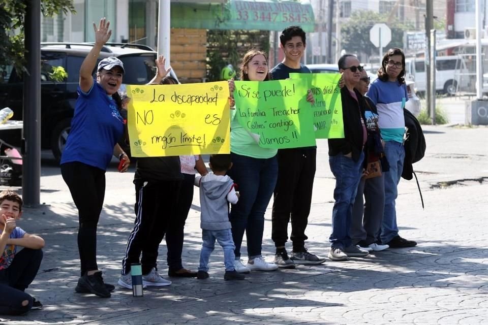 Familiares y amigos de algunos competidores acudieron a alentarlos.
