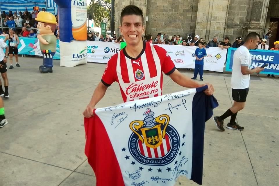 Miguel Velador siempre corre con la playera de Chivas.