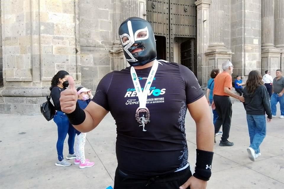 Alberto Silva portaba con orgullo su máscara del Rayo de Jalisco.