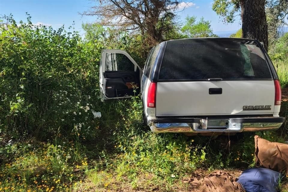 La Secretaría de Seguridad del Estado aseguró una camioneta de modelo atrasado con blindaje artesanal en las calles del Municipio de Mazamitla.