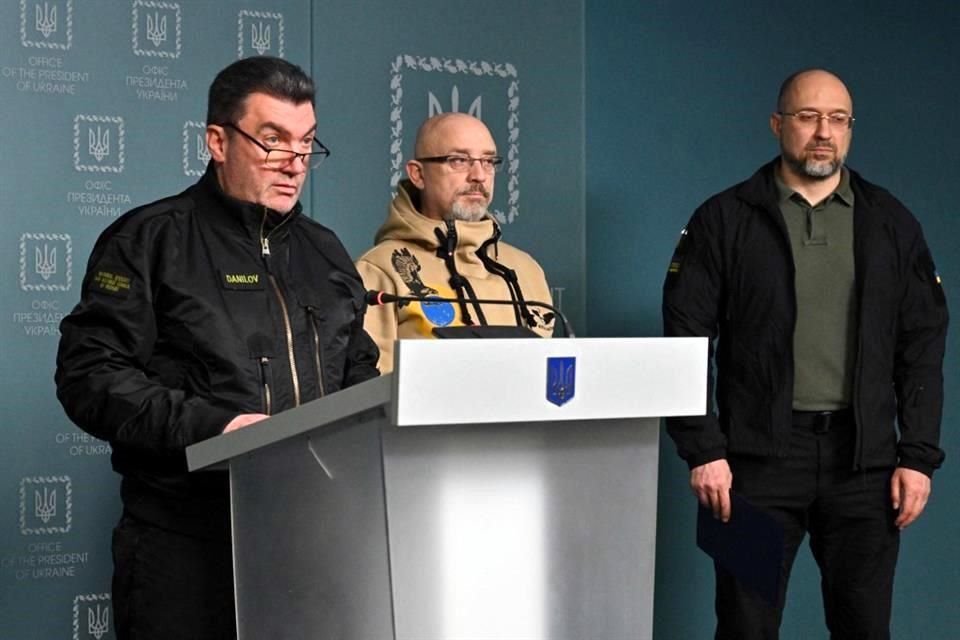 Oleksiy Danilov, secretario del Consejo de Seguridad, Oleksii Reznikov, Ministro de Defensa, y Denys Shmyhal, Primer Ministro ucraniano, en una conferencia de prensa.