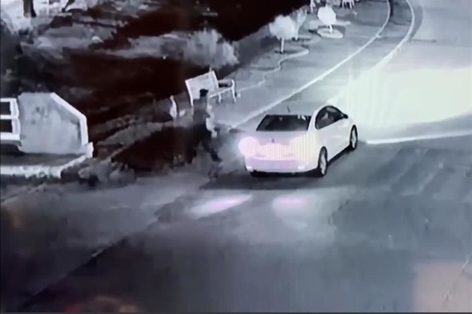 Un hombre baja de un vehículo para golpear a un perro que se encontraba en la vía pública dentro de la Colonia Parques de Tesistán en Zapopan.