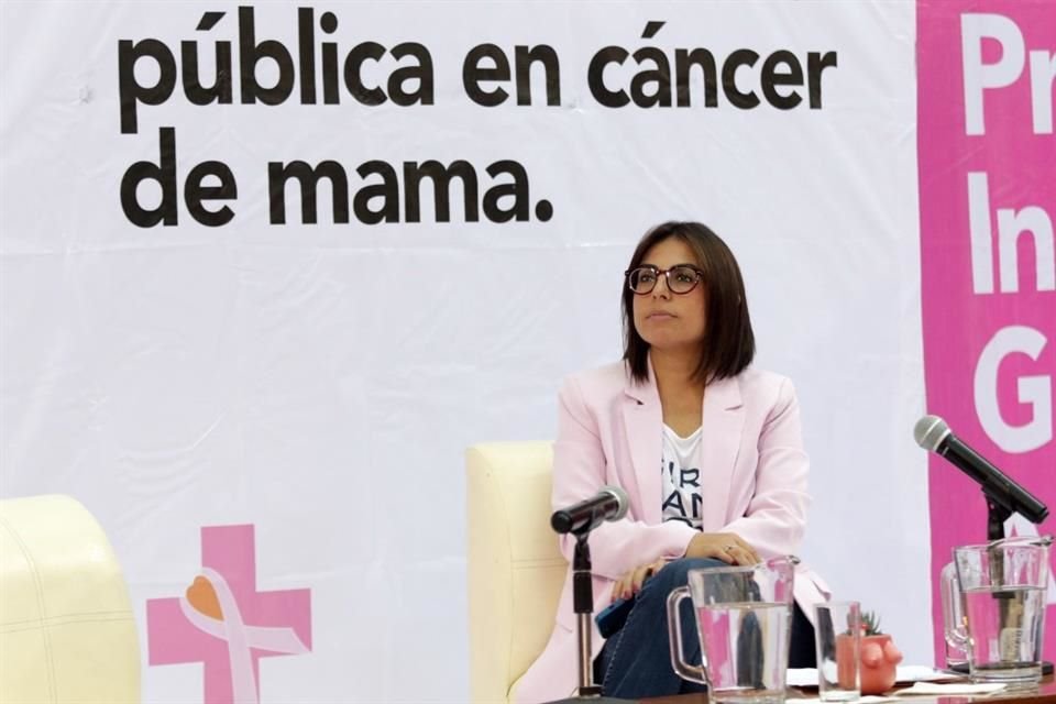 Mirelle Montes, diputada del PAN, durante el Foro Reto de la Salud Púbica en Cáncer de Mama, realizado en el Congreso de local.